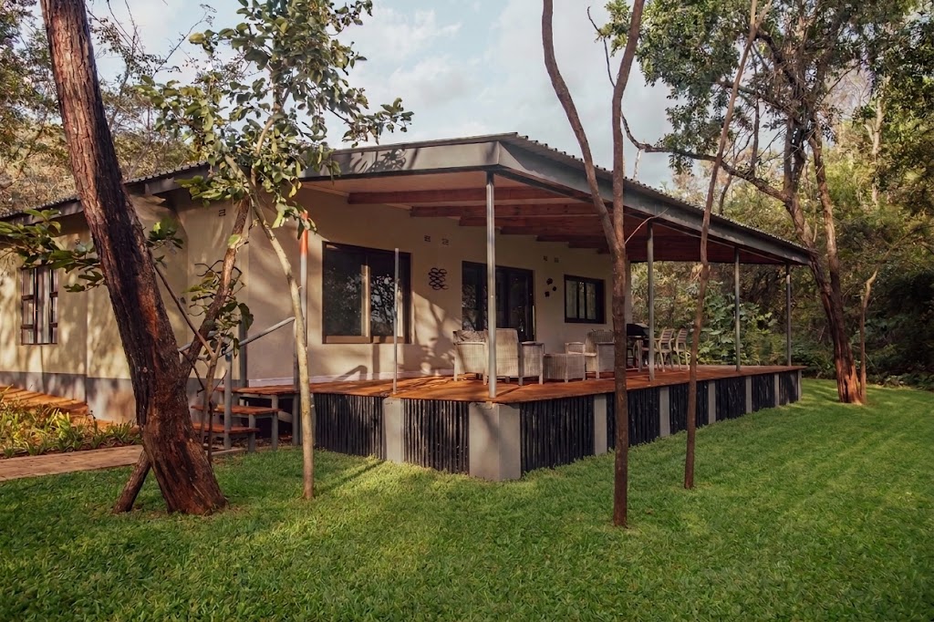 Woodlands long-stay house with a covered deck among the trees
